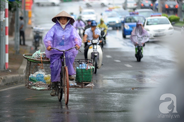 Mưa kéo dài, thời tiết Hà Nội mát mẻ như mùa thu